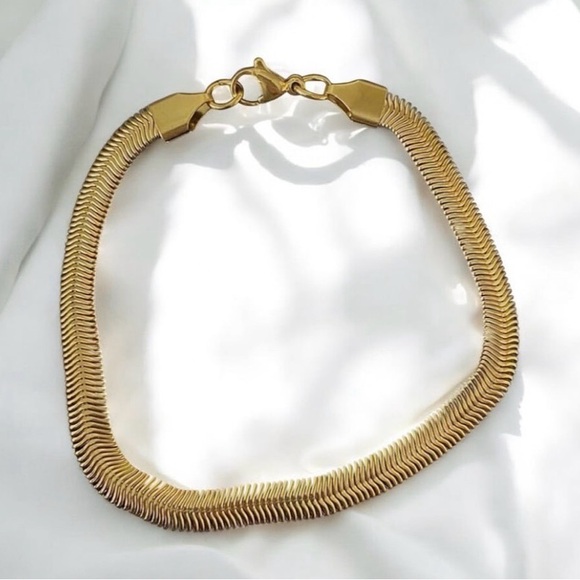 Herringbone Gold Plated Stainless Steel 9 inch, 7mm men’s bracelet - Gold - Picture 4 of 4